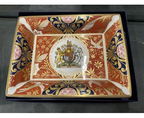A BOXED ROYAL WORCESTER QUEEN ELIZABETH II GOLDEN JUBILEE PLATE 