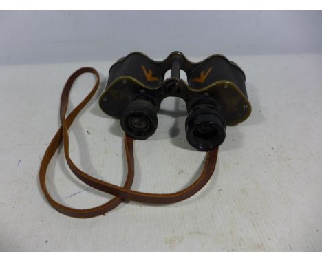 A PAIR OF EARLY 20TH CENTURY MILITARY ISSUE ROSS OF LONDON BINOCULARS, THE RIGHT SIDE WITH GUAGE SCALE 