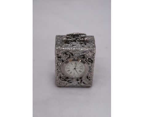 A SMALL VINTAGE WHITE METAL CARRIAGE CLOCK -APPROXIMATELY 7CM 