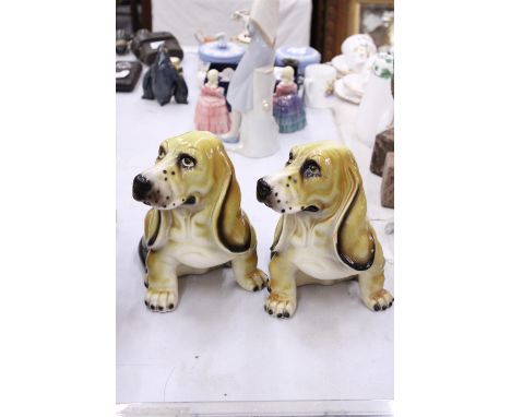 A PAIR OF CERAMIC BEAGLE DOG FIGURES - APPROXIMATELY 26CM TALL 