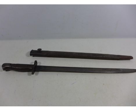 A BRITISH WORLD WAR I 1907 PATTERN BAYONET AND SCABBARD, 43CM BLADE, LENGTH 57CM 