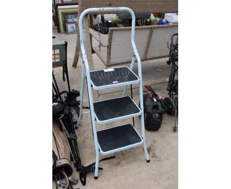 A THREE RUNG NON SLIP STEP LADDER 