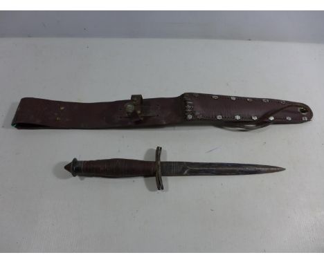 A VINTAGE STILETTO KNIFE AND LEATHER SCABBARD, 18.5CM BLADE, LENGTH 49CM. BLADE STAMPED OASE. 