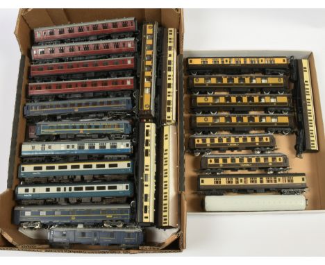Hornby, Lima &amp; Similar mixed group of Coaches (see photo). Conditions are Fair to Near Mint.&nbsp;
