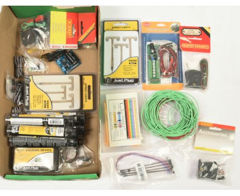 Woodland Scenics OO/HO Just Plug lighting accessories - 5x JP5743 Warm White Nano Lights, 2x JP5676 Street Lamp Twin Lamps, J