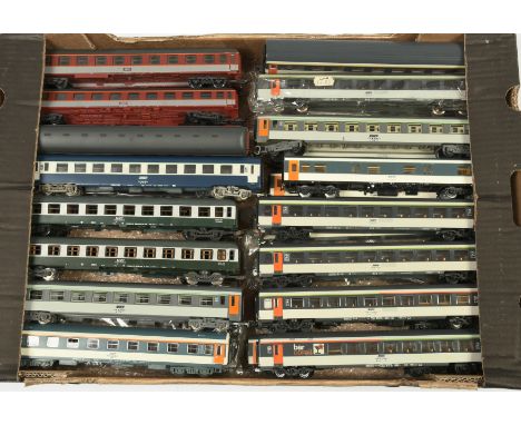 Lima, Jouef HO. Group of unboxed SNCF Coaches. To include Grey / White 92.70 001.6, Maroon / Grey 18-99 001-2, Green / Silver
