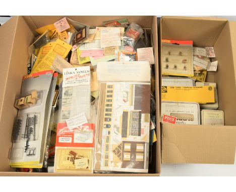 Hornby, Dapol &amp; Similar mixed group of items to include Spare Parts, Accessories, Kits and other items (see photo). Condi