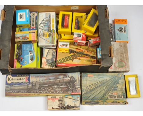 Trix, Marklin &amp; Similar mixed group of items to include Wagons, Kits and other items (see photo). Conditions are Good to 