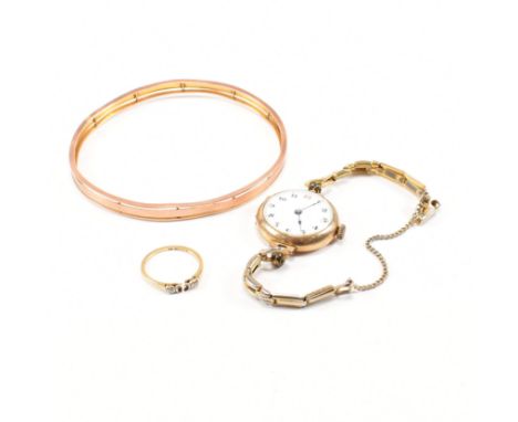 An assorted collection of antique 9ct and 18ct gold jewellery. The lot to include a rose gold armlet armband / bangle bracele