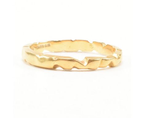 A vintage hallmarked 18ct gold band ring. The wedding band style ring of D form with brutalist shaping. Hallmarked for London