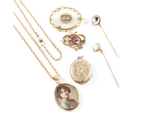 An assorted collection of antique 9ct gold, gold plated and gold tone jewellery. The lot to include a kollmar gold shield fac