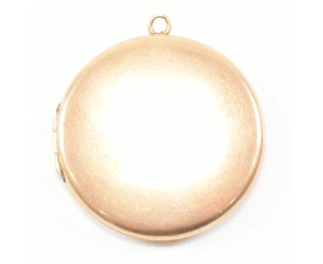 A 1930s hallmarked 9ct gold locket pendant. The pendant in round form having bale to top. Hallmarked for Chester, date letter