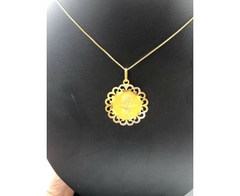 A VINTAGE SAUDI ARABIAN NATIONAL EMBLEM PENDANT STAMPED V 750, SUSPENDED ON A 60cm BOX LINK CHAIN, STAMPED VALOR 750, BOTH AS