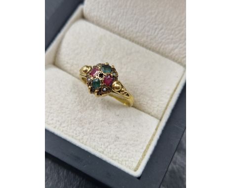 AN 18ct HALLMARKED RUBY, EMERALD AND PEARL DRESS RING, ASSAY MARKS DOM. FINGER SIZE P. WEIGHT 4.33grms.