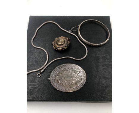 A HALLMARKED SILVER VINTAGE HINGED BANGLE AND A SILVER SNAKE CHAIN, TOGETHER WITH AN UNHALLMARKED LARGE OVAL DECORATED BROOCH