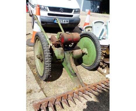 A VINTAGE ALLEN PETROL ENGINE SCYTHE 