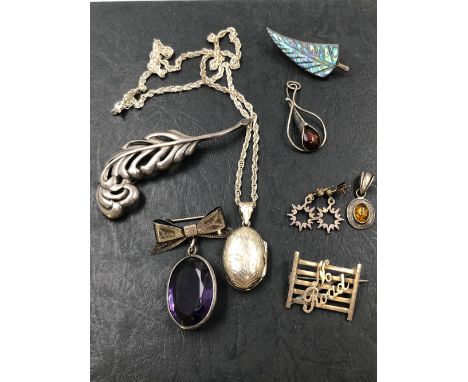 VINTAGE SILVER TO INCLUDE A BOW BROOCH WITH ARTICULATING LARGE OVAL PURPLE PENDANT, A GATE POST "NO ROAD" BROOCH, OVAL LOCKET