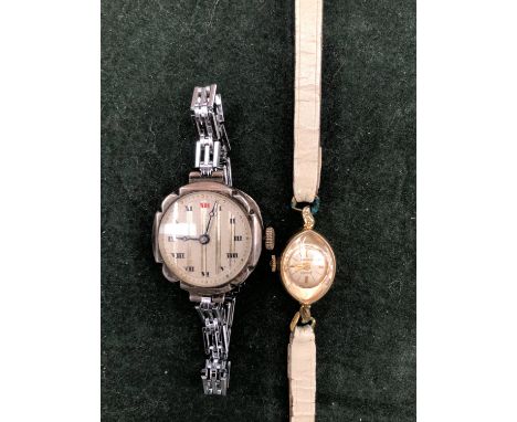 A HALLMARKED SILVER VINTAGE SWISS MANUAL WOULD LADIES WRIST WATCH WITH ENGINE TURNED DECORATED DIAL ON A LATER CHROME BRACELE