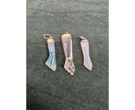 THREE VINTAGE/ANTIQUE MANO FIGA CHARMS, ROCK CRYSTAL WITH YELLOW METAL FITTINGS, WHITE METAL AGATE EXAMPLE AND ANOTHER YELLOW