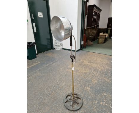 A MID-CENTURY DUO RAY CHROME AND BAKELITE ANGLEPOISE LAMP, THE CHROME STEM SUPPORTED BY A HEAVY CAST IRON BASE