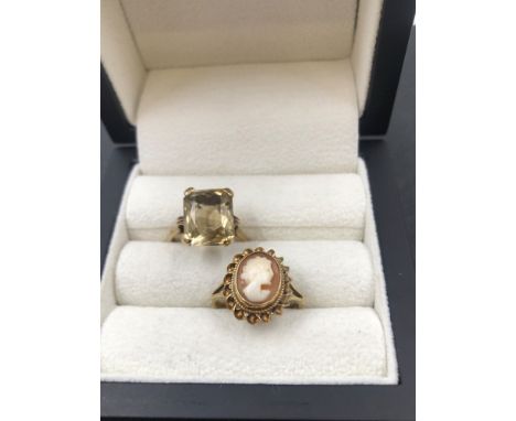 TWO VINTAGE 9ct GOLD RINGS TO INCLUDE A PORTRAIT CAMEO RING AND A QUARTZ EXAMPLE IN A FOUR CLAW MOUNT. FINGER SIZE K AND M 1/