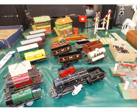 A VINTAGE O GAUGE MODEL RAILWAY SET.