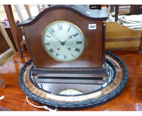 AN EDWARDIAN STRIKING MANTLE CLOCK AND A MIRROR. 