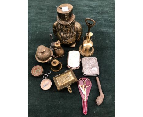 A GROUP OF BRASS WARES, A SMALL WHITE METAL TABLE BELL, A COMPASS AND A POCKET COIN HOLDER ETC