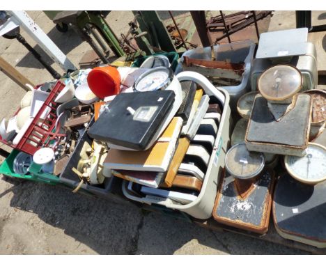 A COLLECTION OF VARIOUS VINTAGE AND LATER WEIGHING SCALES.