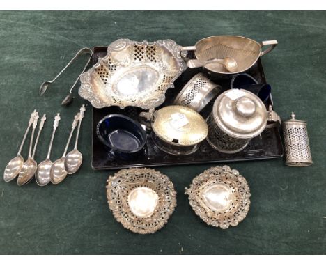 HALLMARKED SILVER ITEMS TO INCLUDE TWO LIDDED MUSTARDS, A SALT CELLAR AND PEPPER THREE PIERCED BASKETS,A SET OF APOSTLE SPOON