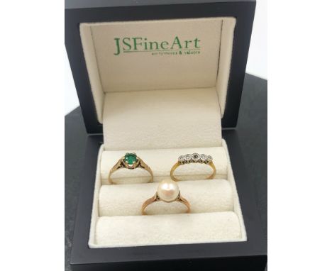 THREE VINTAGE DRESS RINGS TO INCLUDE A 9ct HALLMARKED GREEN GEMSET SOLITAIRE, WEIGHT 1.56grms, A PEARL SINGLE STONE STAMPED 2