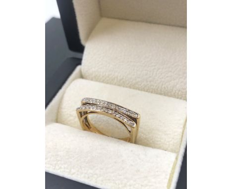 A 9ct HALLMARKED GOLD TWO ROW DIAMOND RING. FINGER SIZE K 1/2. WEIGHT 3.11grms. 