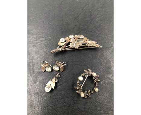 AN ANTIQUE SUITE OF PASTE SET JEWELLERY TO INCLUDE A BROOCH, A PAIR OF EARRINGS AND A PENDANT, TOGETHER WITH A MARCASITE AND 