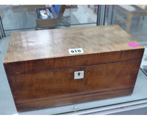 A VICTORIAN MAHOGANY TEA CADDY 
