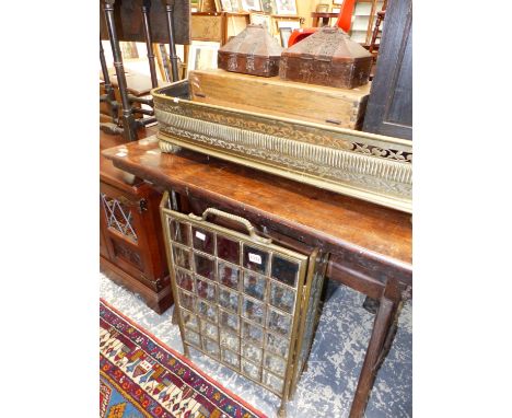 A VICTORIAN GLAZED FIRE SCREEN AND A BRASS FENDER.