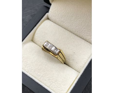 A VINTAGE THREE STONE DIAMOND RING WITH TRIPLE SPLIT SHOULDERS. STAMPED 585, NO ASSAY MARKS, ASSESSED AS 14ct GOLD. FINGER SI