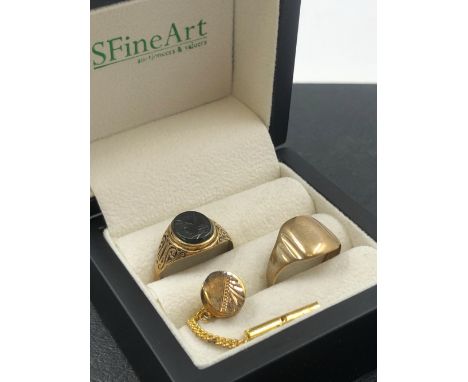 A VINTAGE 9ct HALLMARKED GOLD TROJAN CARVED HEMATITE SIGNET RING, TOGETHER WITH A FURTHER 9ct HALLMARKED SIGNET RING AND A 9c