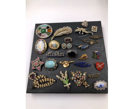 A COLLECTION OF VINTAGE BROOCHES AND TWO SCARF CLIPS.