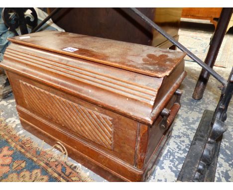 A VINTAGE SEWING MACHINE. 