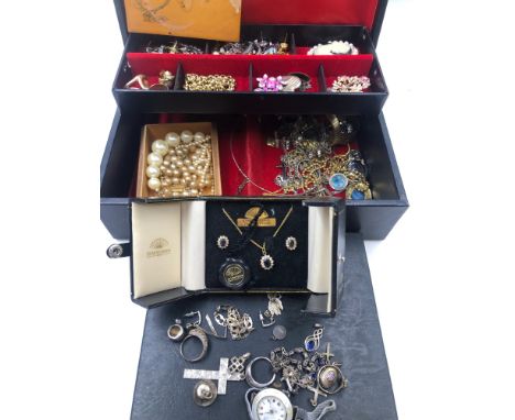 A COLLECTION OF SILVER JEWELLERY, AND COSTUME JEWELLERY CONTAINED IN A VINTAGE JEWELLERY BOX TO INCLUDE EARRINGS, RINGS, BROO