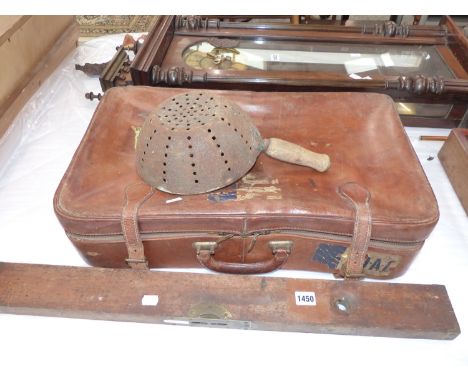 A VINTAGE SPIRIT LEVEL, A SUITCASE AND A METAL COLANDER .