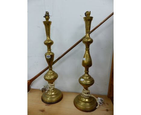 A PAIR OF EASTERN BRASS CANDLESTICK TABLE LAMPS TOGETHER WITH A COPPER COACHING HORN