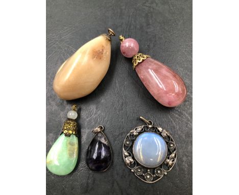 A VINTAGE BLUE JOHN AND SILVER PENDANT, TWO LARGE HARDSTONE PENDANTS AND ONE OTHER SMALLER EXAMPLE, AND A VINTAGE OPEN WORK P