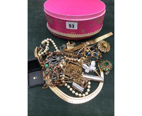 A COLLECTION OF VINTAGE COSTUME JEWELLERY TO INCLUDE BROOCHES, BEADS, AN EXCALIBUR WATCH, CUFFLINKS ETC. 