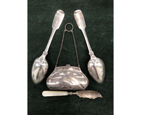 AN ANTIQUE HALLMARKED SILVER PURSE, TWO VICTORIAN HALLMARKED SILVER SPOONS, AND A SILVER HALLMARKED AND MOTHER OF PEARL FISH 