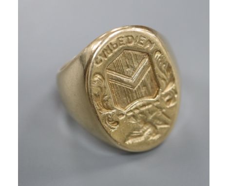 A 14kt yellow metal seal ring, engraved with ornate crest and the motto 'Carpe Diem', size R, 16.9 grams.CONDITION: Numerous 