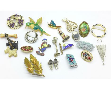 Costume brooches and badges, including Guinness, Skegness Butlin's and Dunlop, a/f