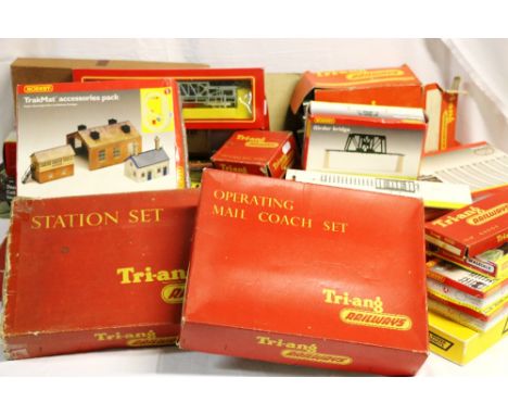 Hornby and Tri-ang model railway accessories to include Operating Hopper Car Set R161, Central Station R006, Signal Box R61, 