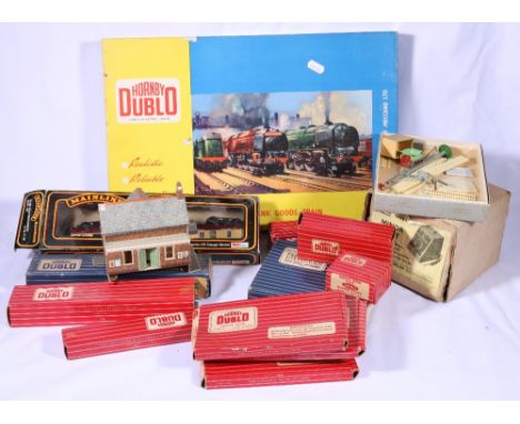 Hornby Dublo 2006 0-6-0 tank goods train set, boxed, D1 level crossing, boxed, Hammant & Morgan miner unit, boxed and other a