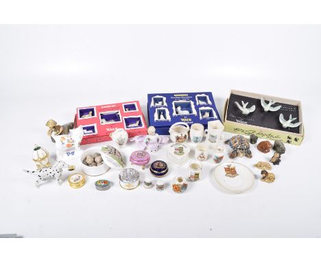A collection of miniature items Wade Whimsies including a boxed Whimsies set No.7 Pedigree Dogs, set No.6 Polar set and three